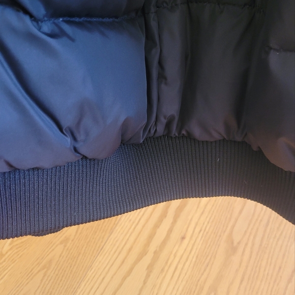 Canada Goose Bomber. Size M. Red. Excellent condition. Thick full down. - Picture 13 of 16